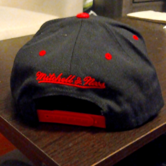 BULLS MITCHELL AND NESS HAT SNAPBACK - Picture 2 of 3